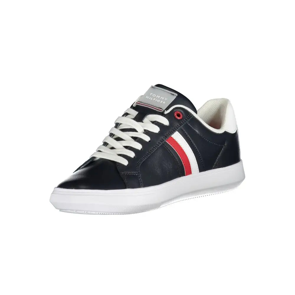 Sneaker homme tommy hilfiger en cuir noir avec lacets blancs, bande rouge et blanche et semelle en caoutchouc blanc