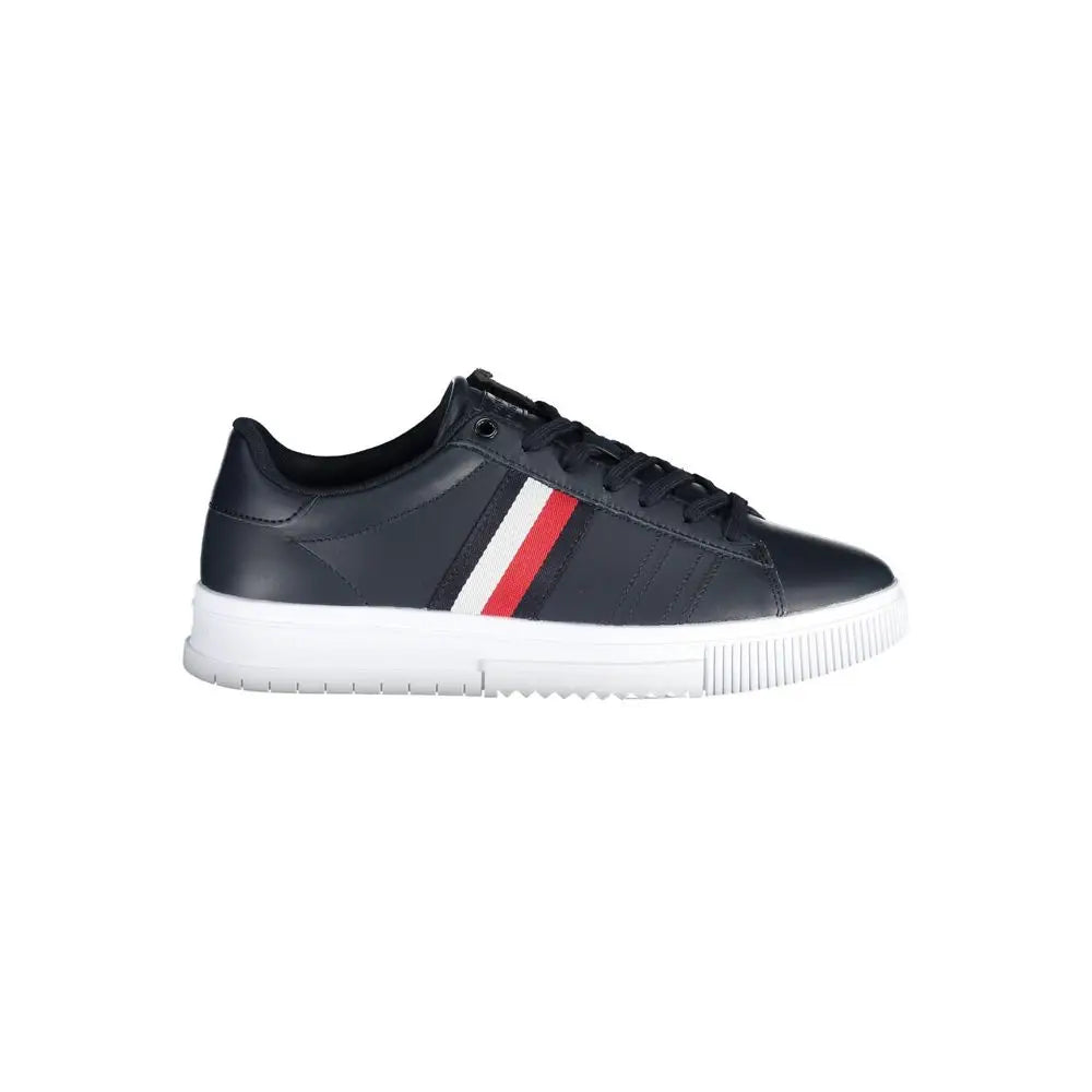 Tommy Hilfiger sneaker homme en cuir bleu avec semelle blanche épaisse et bande rouge et blanche sur le côté