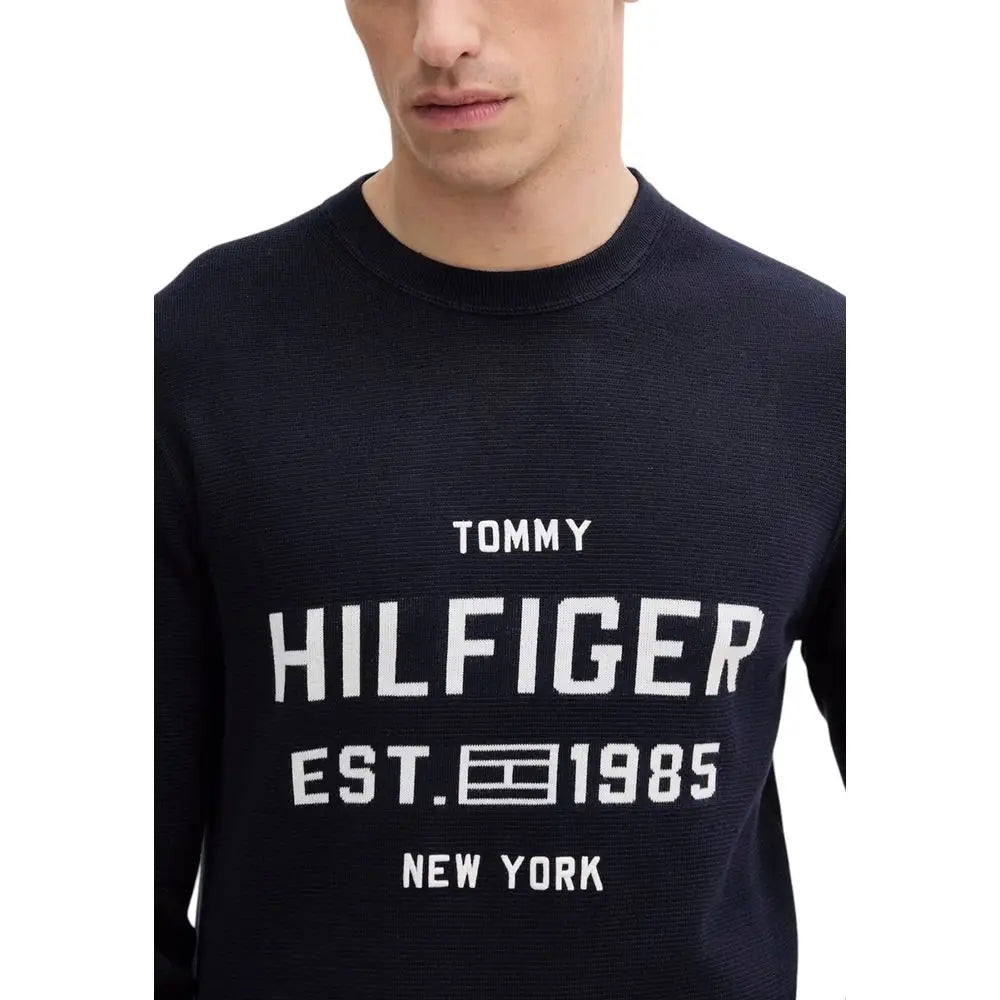 Sweatshirt tommy hilfiger bleu en coton bio avec logo brodé blanc et texte tommy hilfiger est