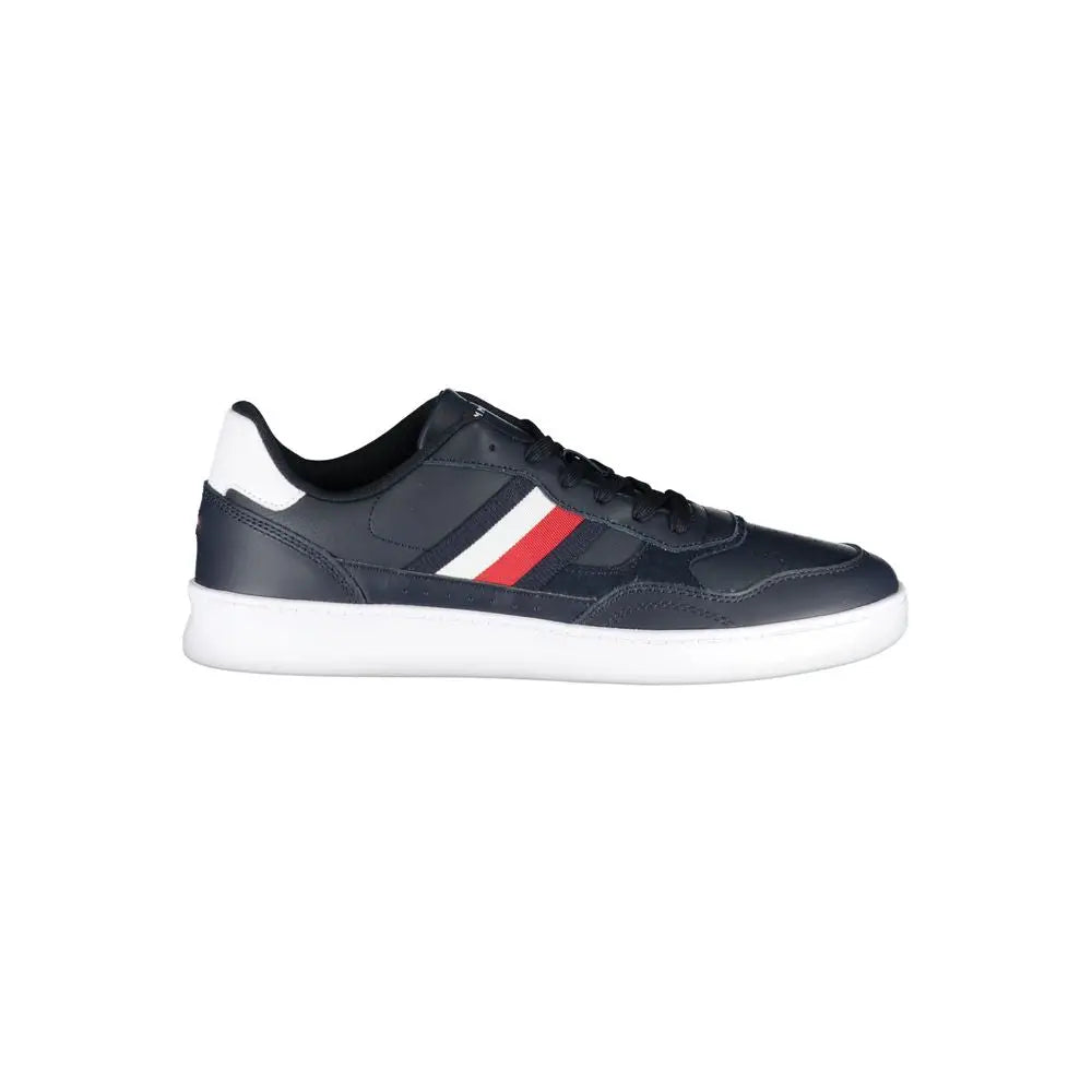 Baskets homme tommy hilfiger bleu en cuir synthétique avec détails rayés rouges et blanches et semelle en caoutchouc blanc