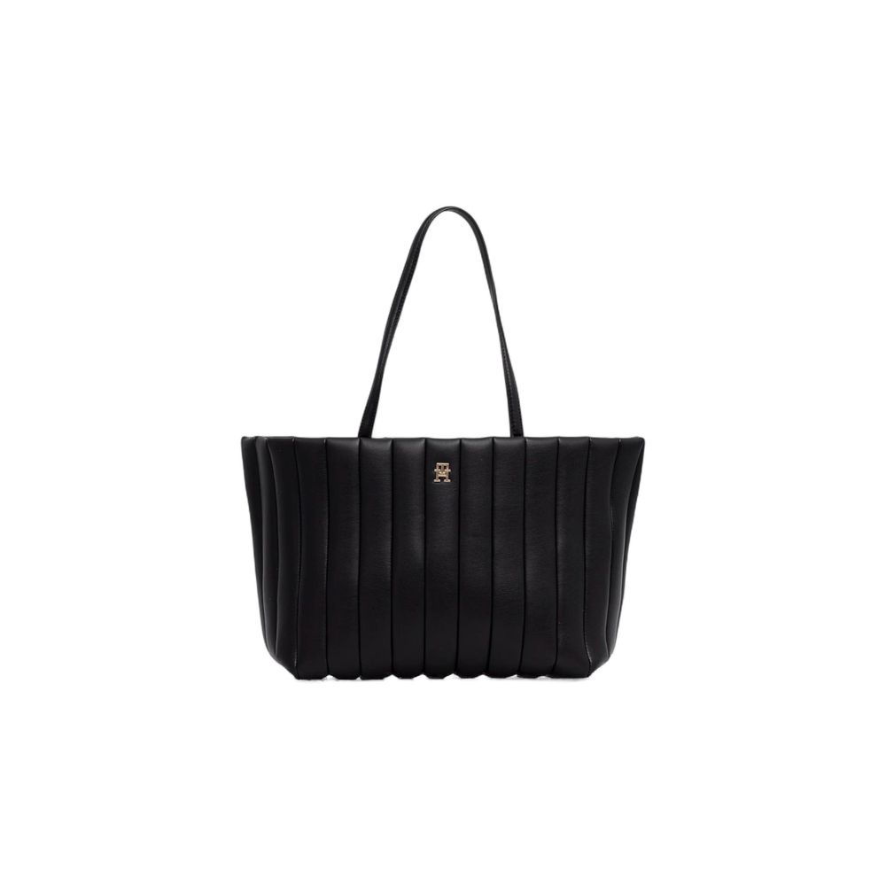Sac à main en polyéthylène noir de la marque Tommy Hilfiger, avec poignées et logo visible.