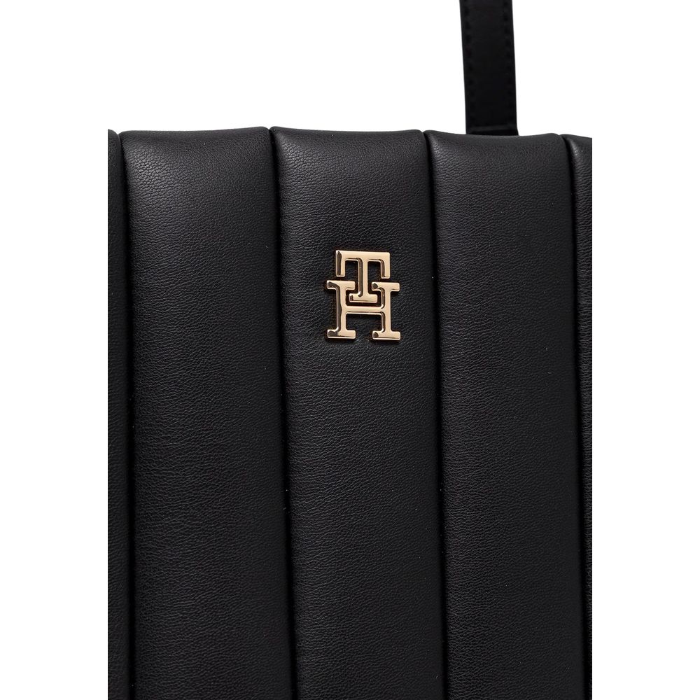 Sac à main Tommy Hilfiger en polyéthylène noir avec poignées, style élégant et moderne, pour femmes.
