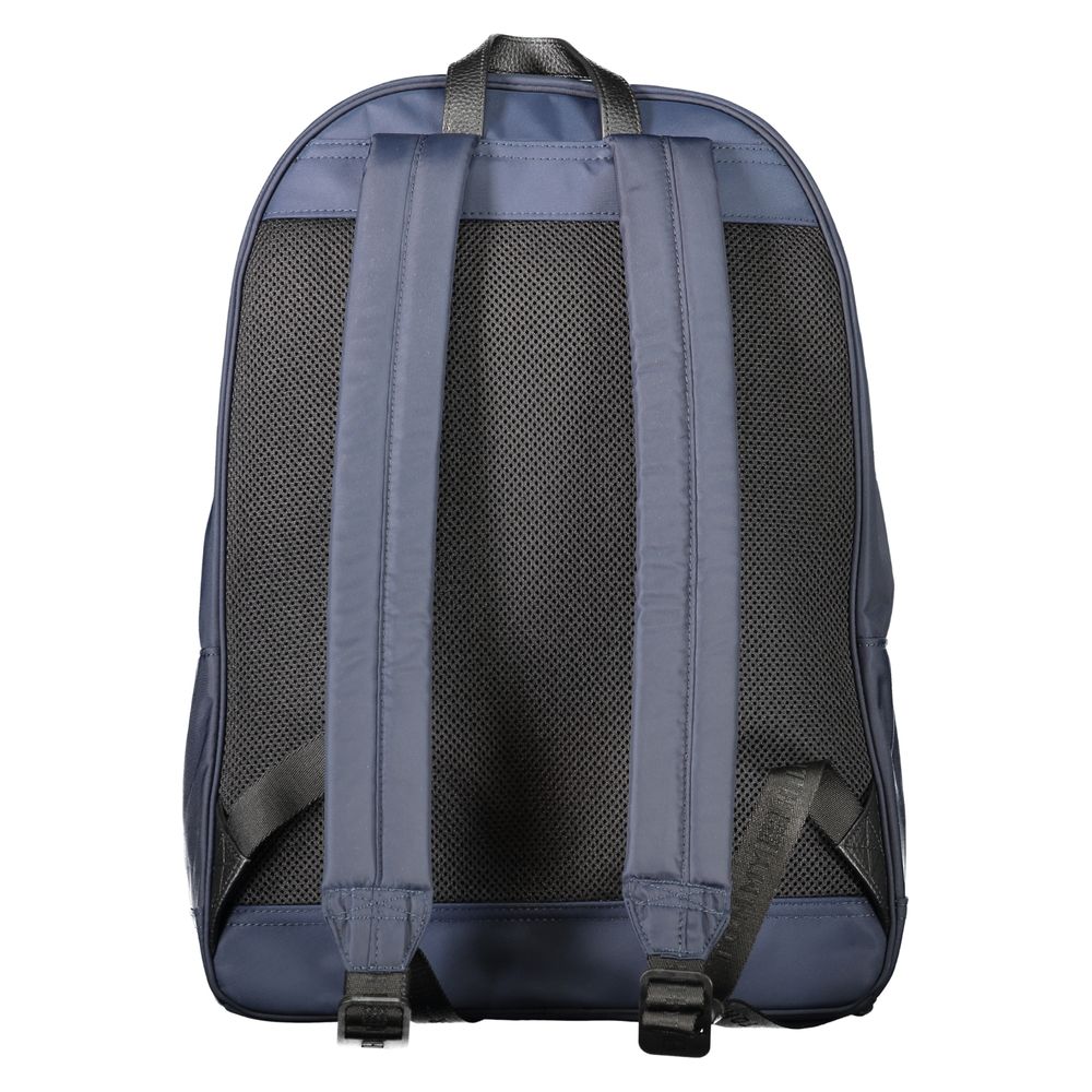 Sac à dos en polyester bleu Tommy Hilfiger avec logo, poches zippées et bretelles réglables, vue de face.