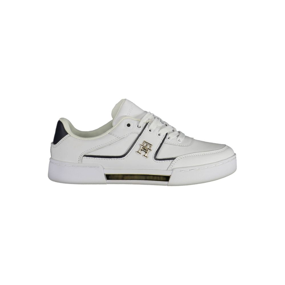 Sneakers blanches pour femmes Tommy Hilfiger en cuir, avec design moderne et détails élégants.