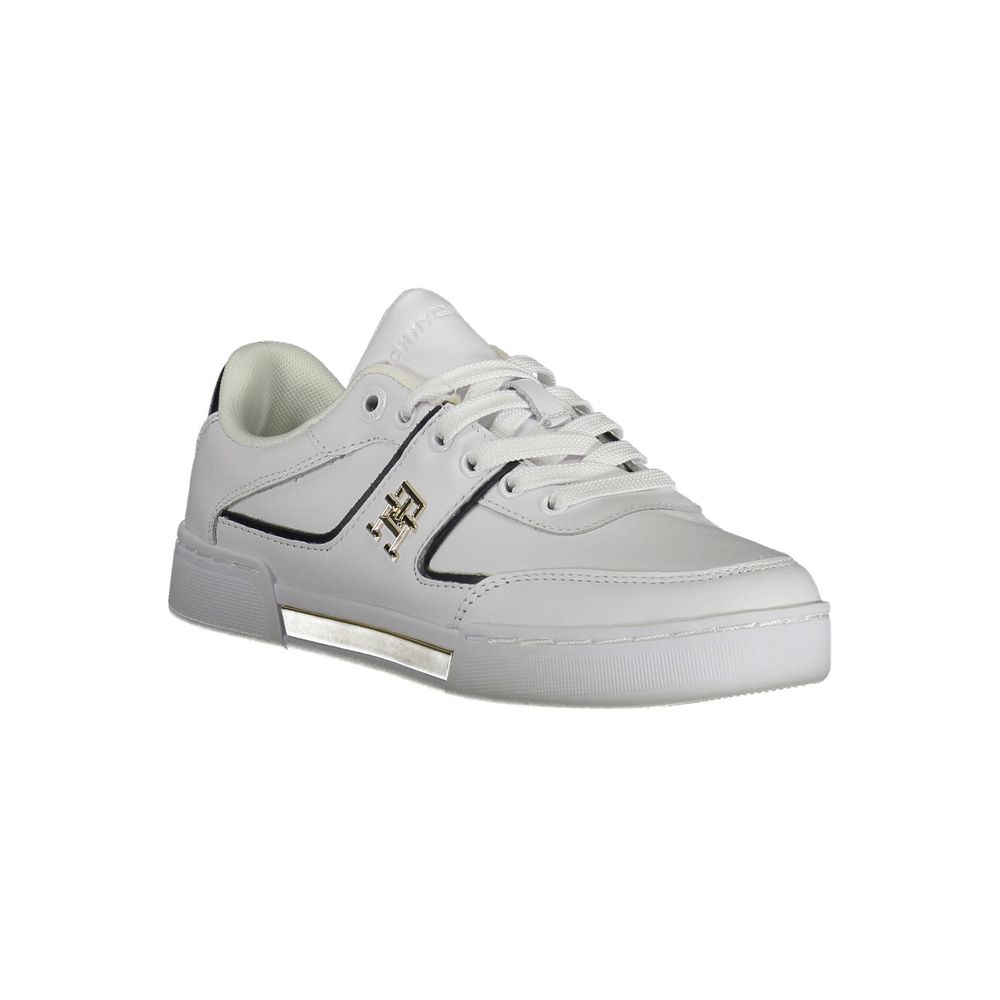 Chaussures sneakers en cuir blanc pour femmes de la marque Tommy Hilfiger, vue de face avec détails du design.