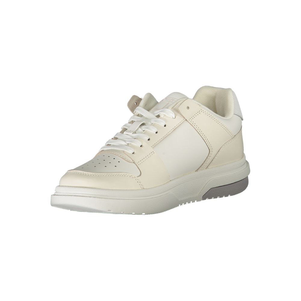 Chaussures sneakers en cuir blanc pour femmes de la marque Tommy Hilfiger, vue de face avec détails de la semelle et du logo.