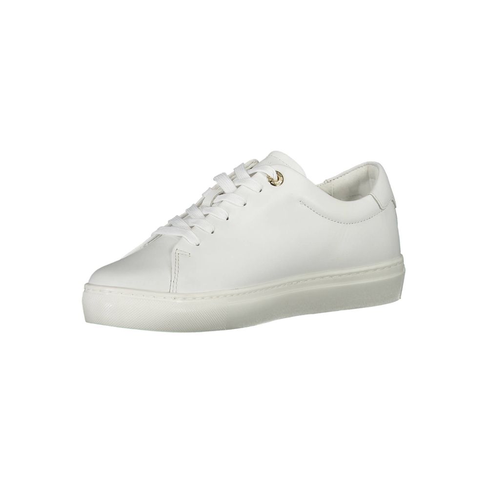 Sneakers blanches en cuir pour femmes de la marque Tommy Hilfiger, design élégant et moderne.