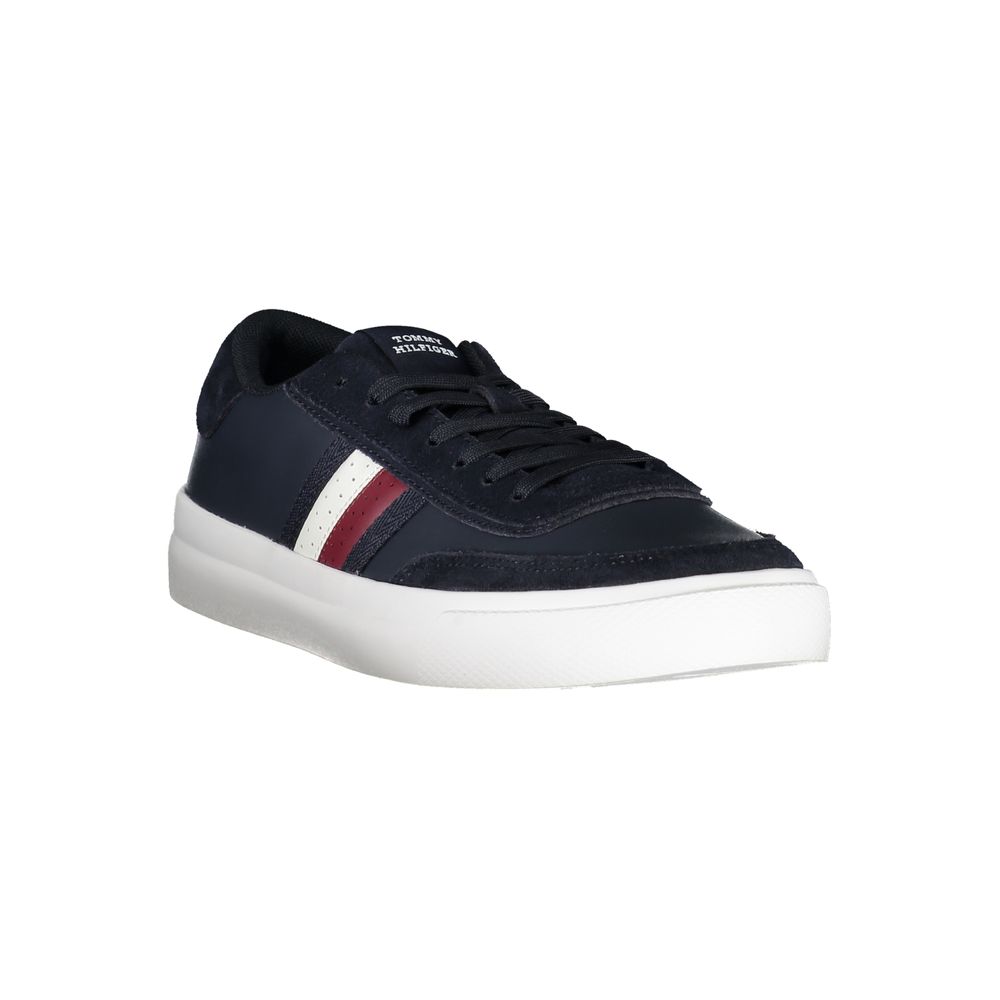 Sneaker en cuir bleu pour homme de la marque Tommy Hilfiger, vue de profil avec détails en cuir et semelle blanche.