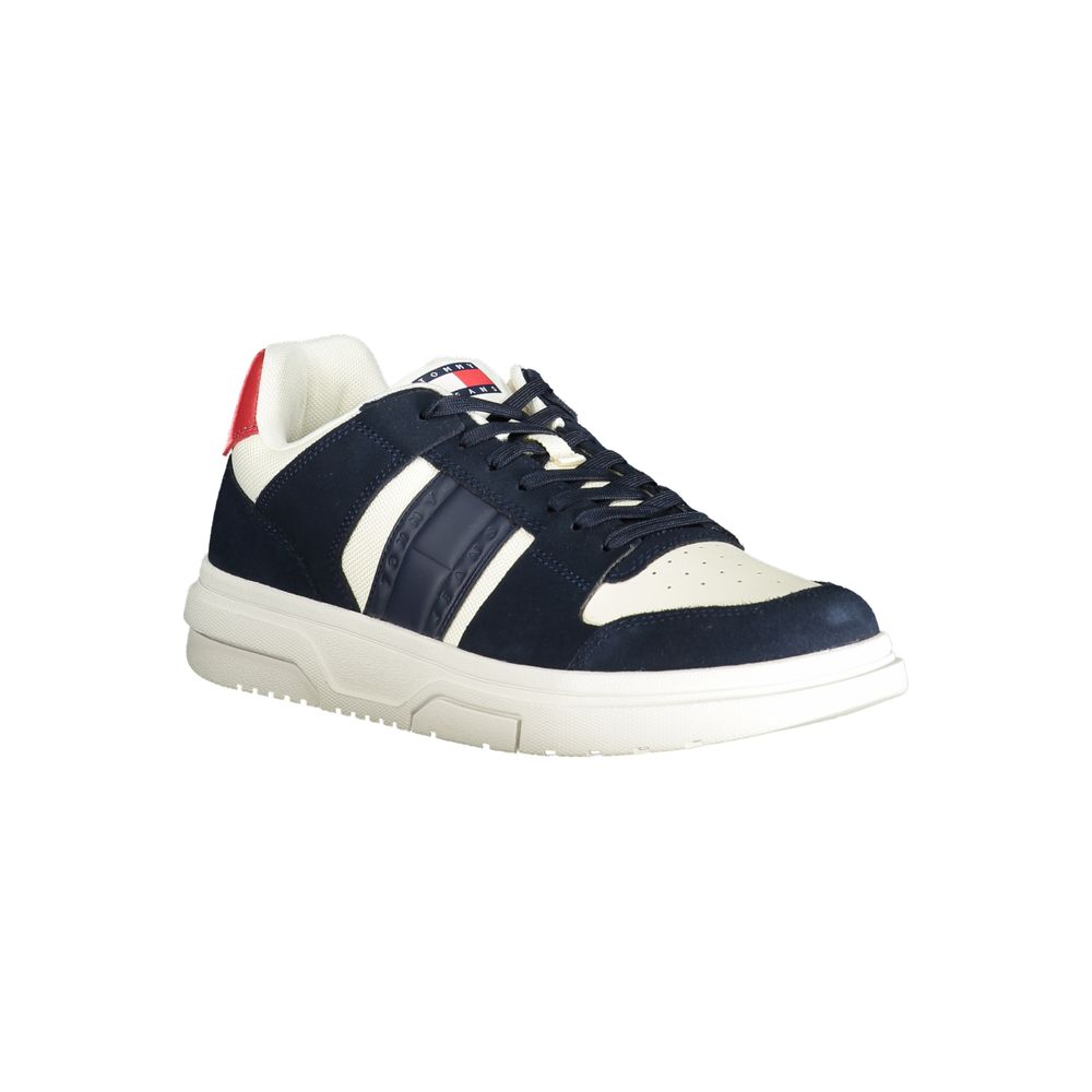 Chaussure homme Tommy Hilfiger en cuir bleu, sneaker tendance avec semelle blanche et détails élégants.
