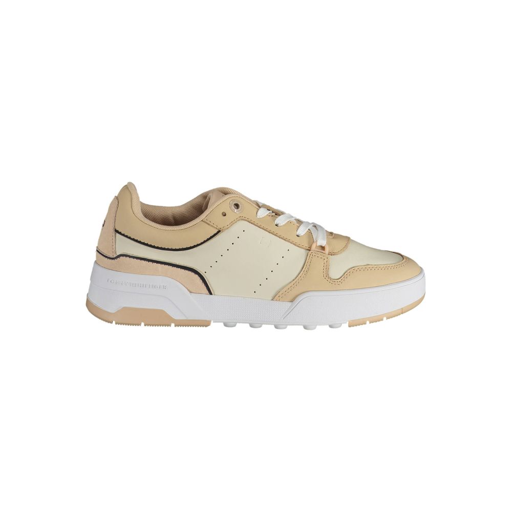 Chaussures sneakers pour femmes Tommy Hilfiger en polyester beige, avec semelle blanche et design décontracté.
