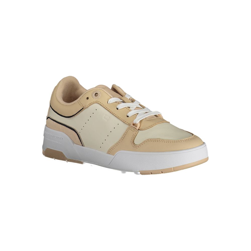 Sneakers pour femmes en polyester beige de la marque Tommy Hilfiger, vue de côté avec semelle blanche.