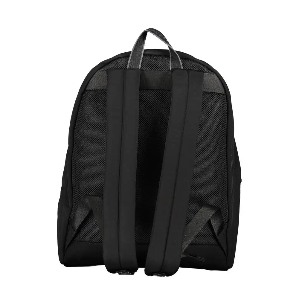 Dos d’un sac à dos noir avec panneau arrière en mesh et bretelles rembourrées pour le produit tommy hilfiger grigio cotone women shirt