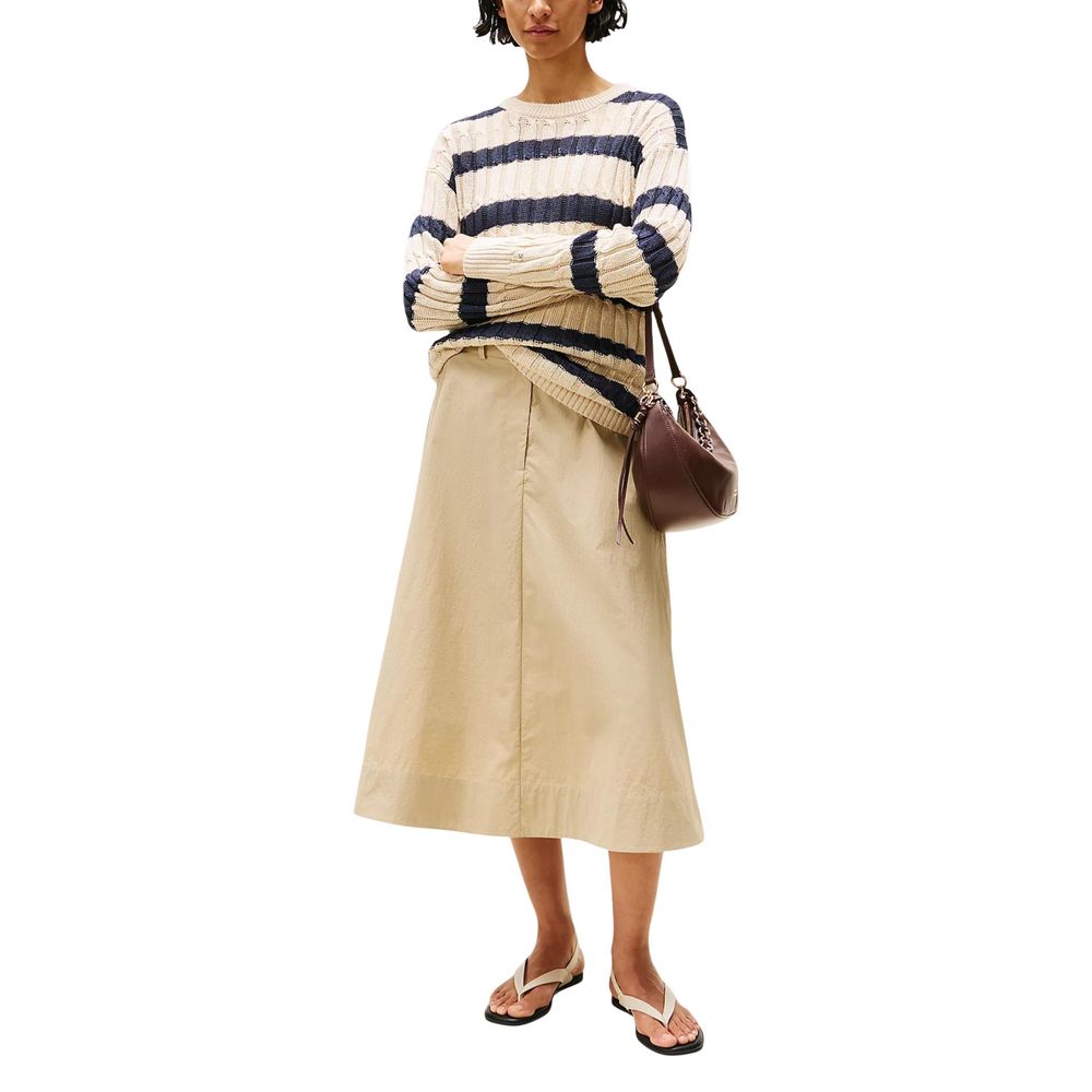 Sweat-shirt beige en lin de Tommy Hilfiger, à manches longues avec logo discret sur la poitrine, porté sur un mannequin.
