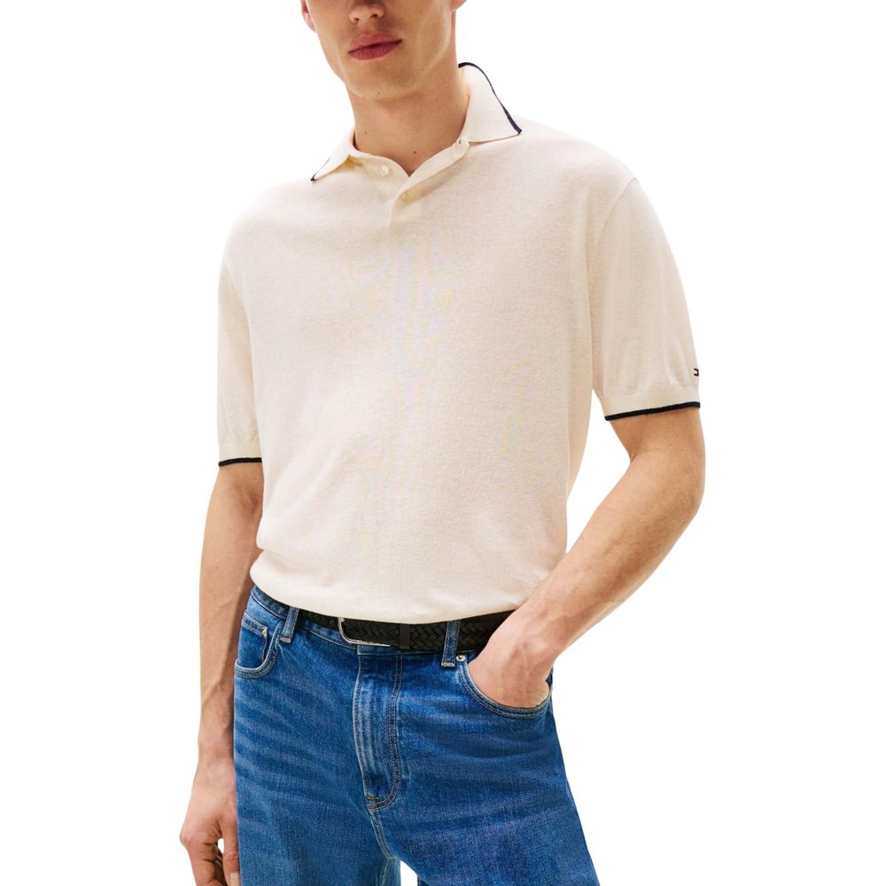 T-shirt beige en lyocell de Tommy Hilfiger, coupe classique, doux tissu léger, porté sur un mannequin.