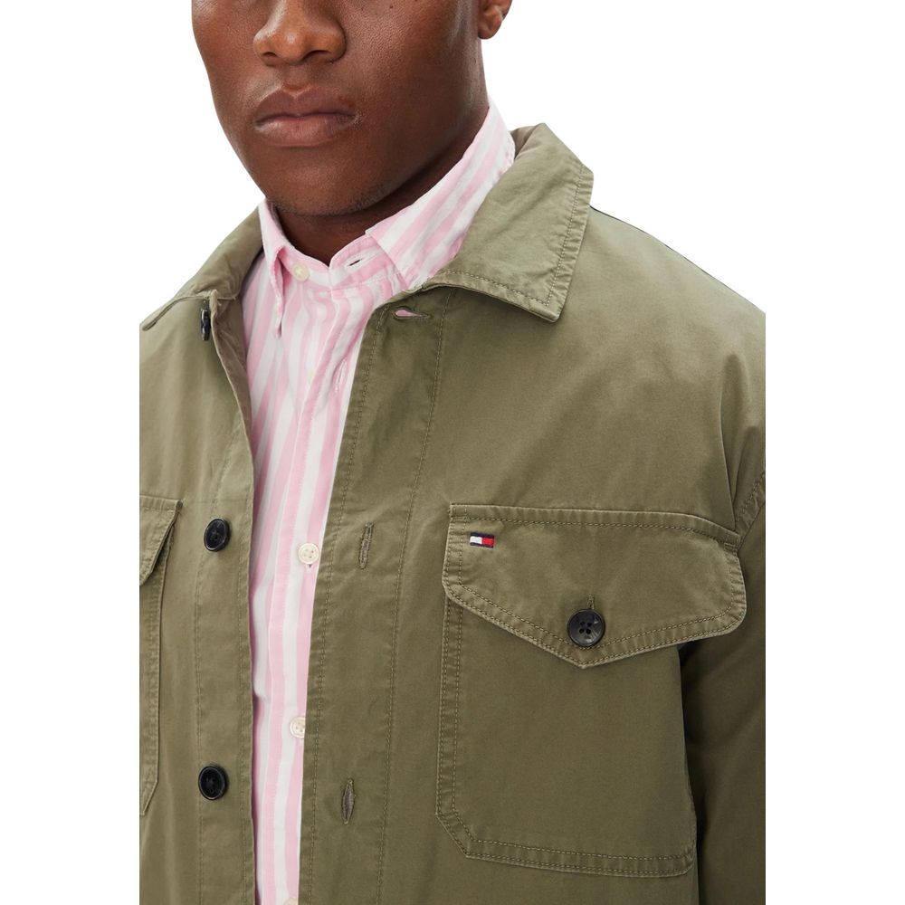 Manteau bicolore en coton recyclé de Tommy Hilfiger, coupe élégante et moderne, visible en détail dans cette image.