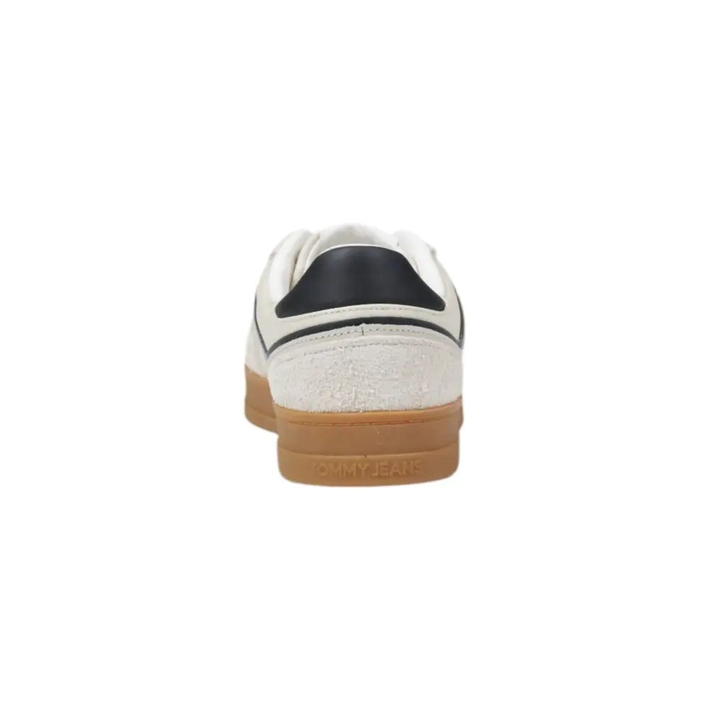 Vue arrière d une paire de sneakers basses tommy hilfiger jeans en cuir crème avec semelle en caoutchouc beige et logo tommy jeans