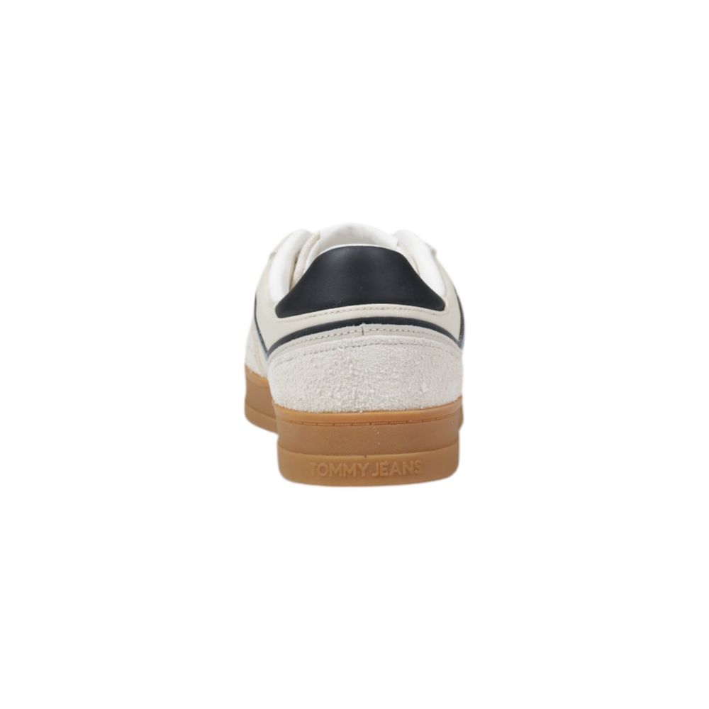 Sneakers basses en cuir beige Tommy Hilfiger Jeans avec logo sur la languette et semelle blanche, pour un style décontracté.