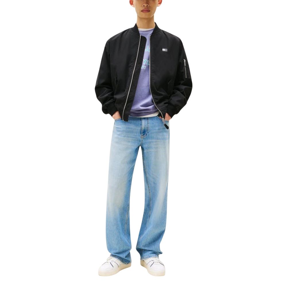 Jeans Tommy Hilfiger en coton recyclé noir avec style bomber, visible sur le mannequin.