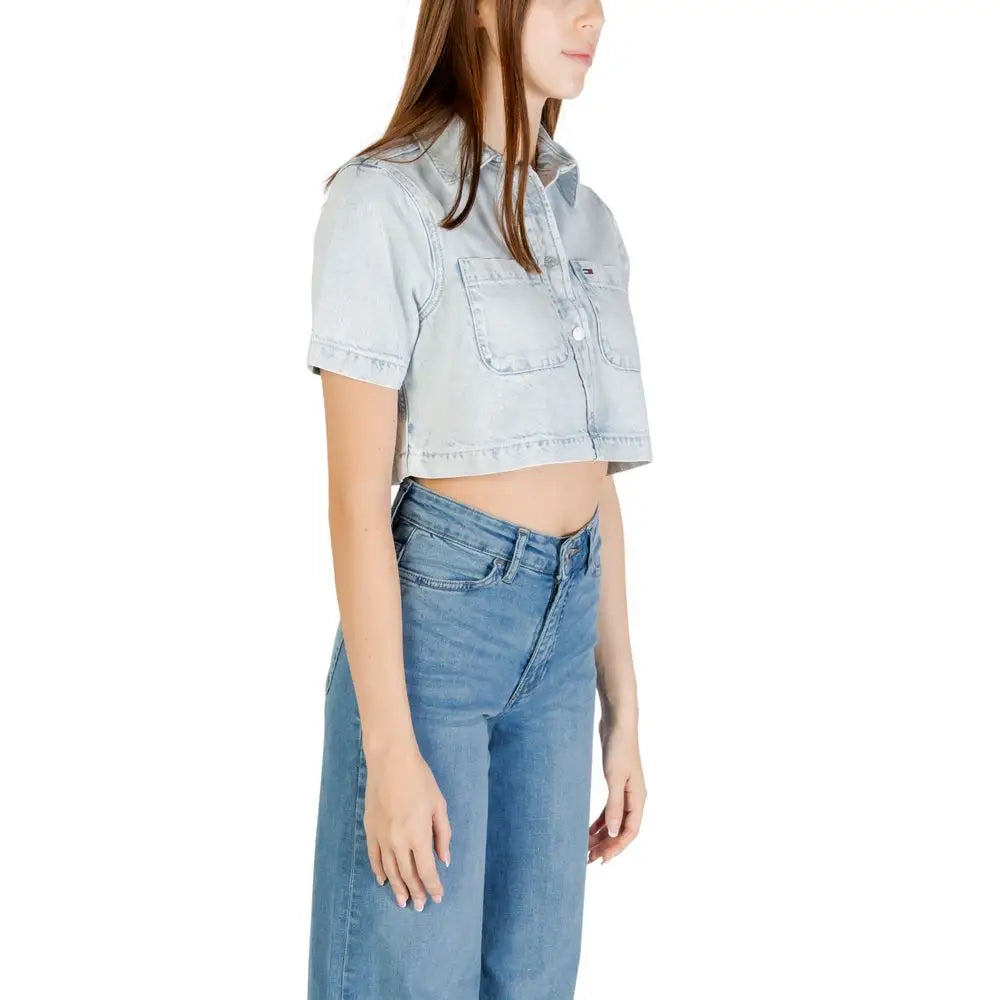 Chemise courte à manches courtes tommy hilfiger jeans en denim léger bleu clair en coton recyclé avec poches poitrine et boutons devant