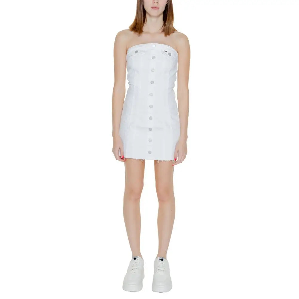 Robe courte blanche en coton recyclé tommy hilfiger jeans avec bretelles en denim sans manches et ourlet effiloché