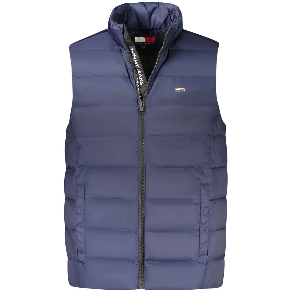 Veste sans manches en nylon bleu pour homme de Tommy Hilfiger, détail de la veste avec fermeture éclair et col montant.