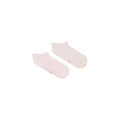 Une paire de chaussettes courtes blanches minimalistes tommy hilfiger en coton avec un logo rose au talon visible de dos
