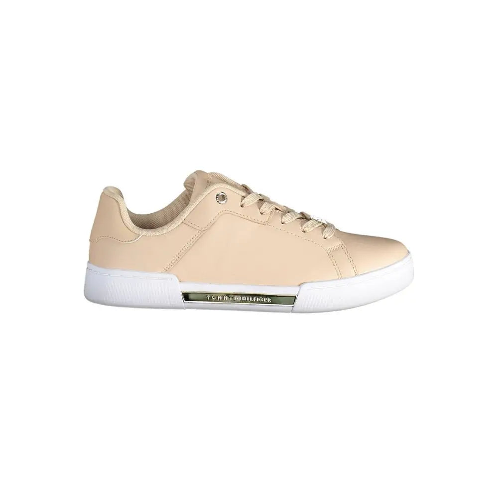 Baskets basses tommy hilfiger rosa en cuir beige avec semelle en caoutchouc blanc et bande métallique branding