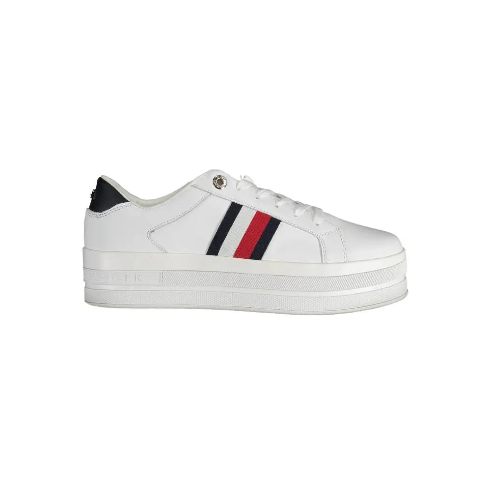 Chaussure plateforme blanche tommy hilfiger avec bandes noires et rouges en cuir et semelle en caoutchouc épaisse