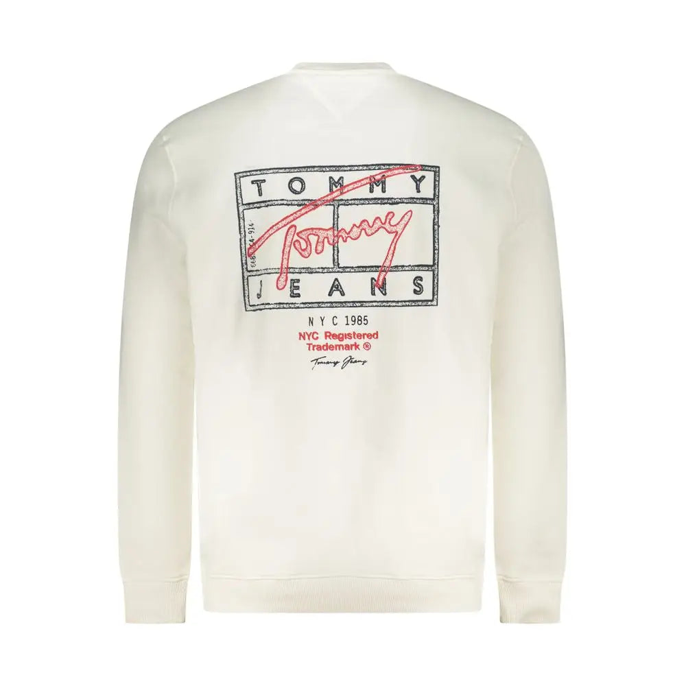 Sweatshirt tommy hilfiger blanc en coton pour homme vu de dos avec logo rouge et noir audacieux sur fond crème