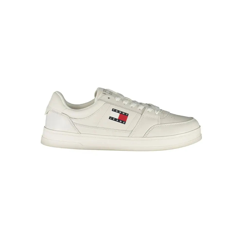 Basket blanc en cuir tommy hilfiger pour homme avec design bas classique et logo drapeau signature sur le côté