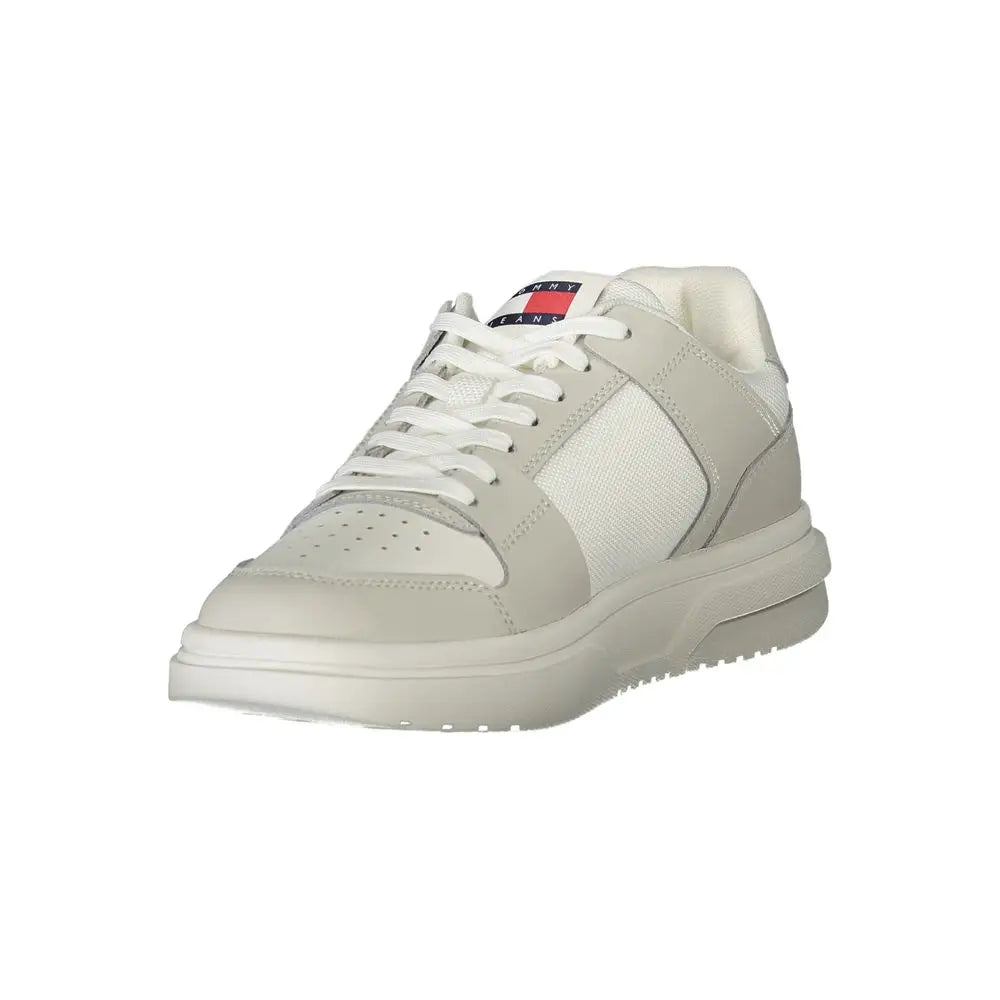 Une basket femme tommy hilfiger blanche en cuir avec un design minimaliste et le logo drapeau sur la languette