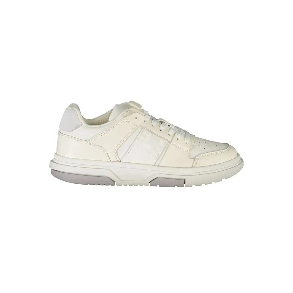 Sneaker femme tommy hilfiger en cuir blanc crème avec design minimaliste et accents gris subtils sur la semelle