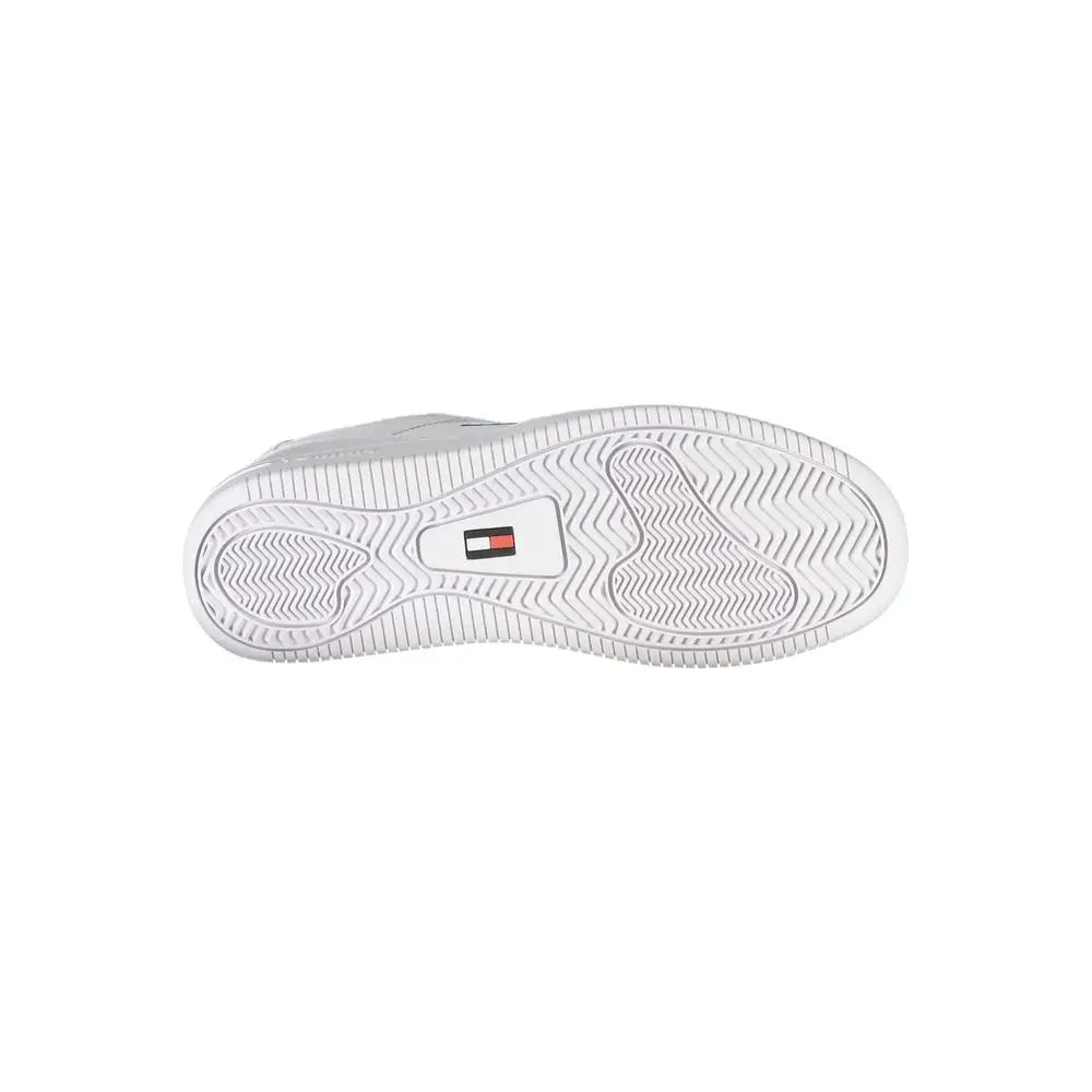 Sneaker femme tommy hilfiger en cuir blanc vue arrière avec semelle en caoutchouc texturée logo sur le talon