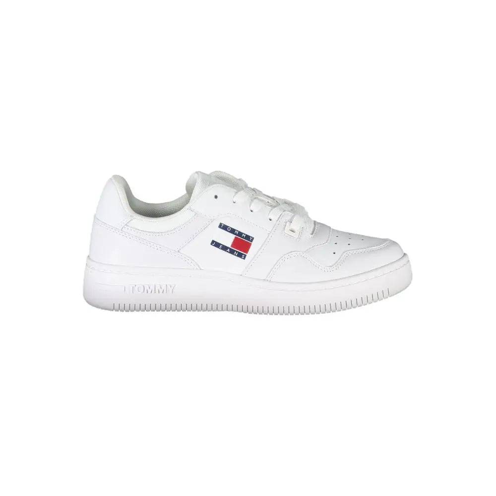 Baskets tommy hilfiger blanches en cuir pour femmes avec logo drapeau et design bas classique en tissu couturé