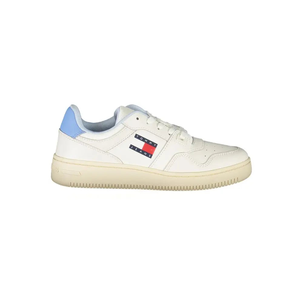 Sneaker femme tommy hilfiger blanche en polyuréthane avec accents bleu clair et logo drapeau classique sur le côté