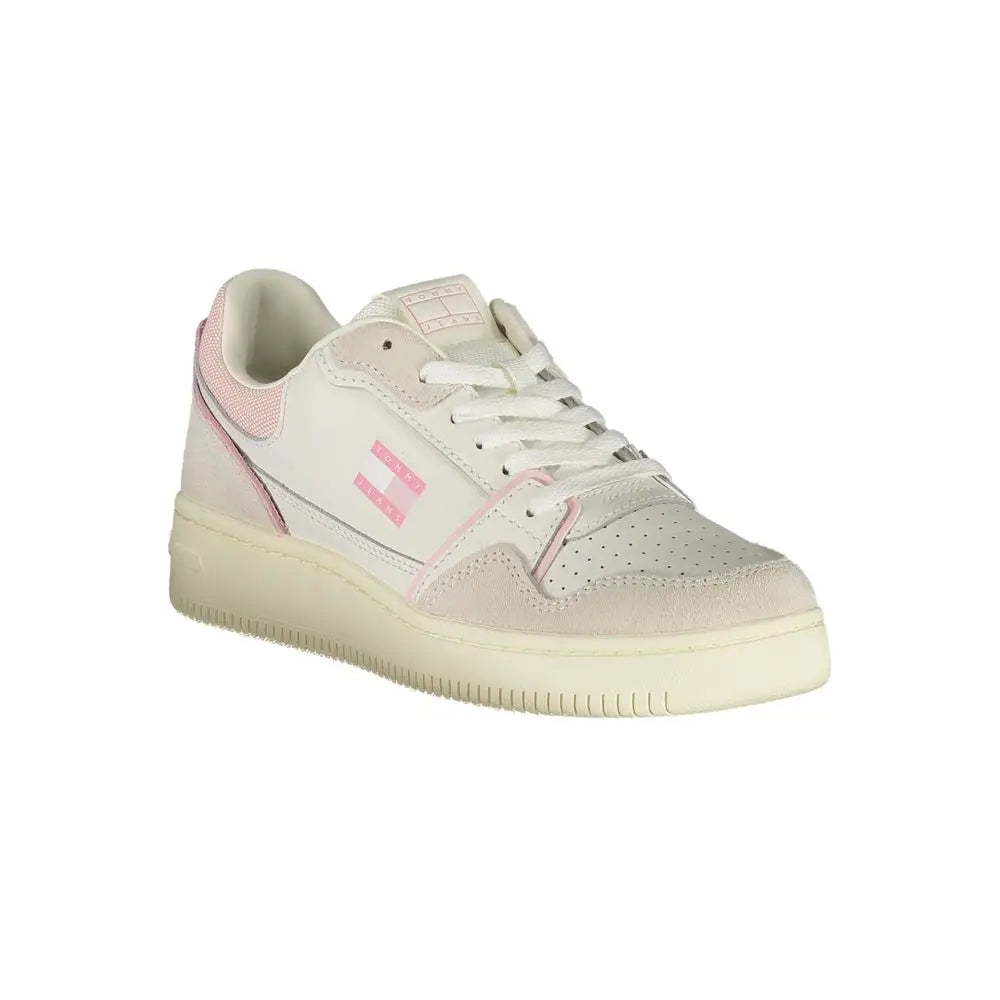 Baskets femmes tommy hilfiger blanches et roses en suède avec bout perforé et lacets assortis