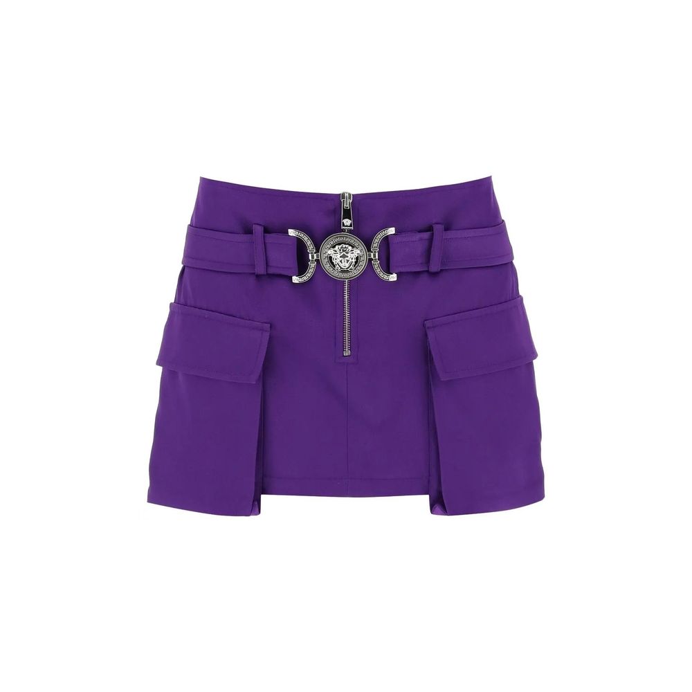 Jupe courte violette en viscose de la marque Versace, détail de tissu fluide et élégante coupe mini.