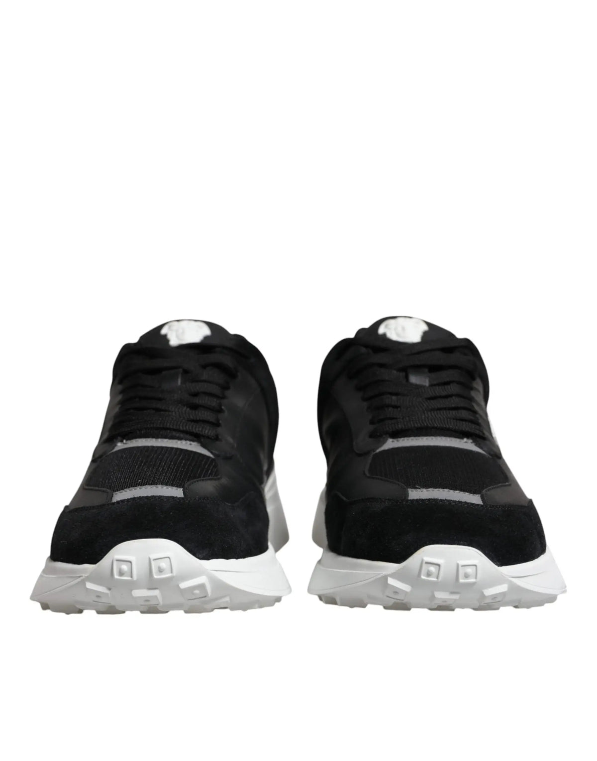 Versace baskets basses noires et blanches en toile avec dessus en daim et accents en mesh semelle en caoutchouc épaisse