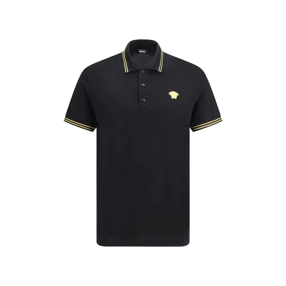 Versace polo noir en coton avec bordure dorée sur col et manches et logo medusa brodé sur la poitrine gauche