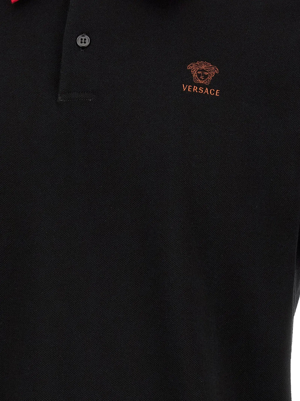 Versace polo noir en coton avec logo medusa orange brodé et nom de la marque sur la poitrine