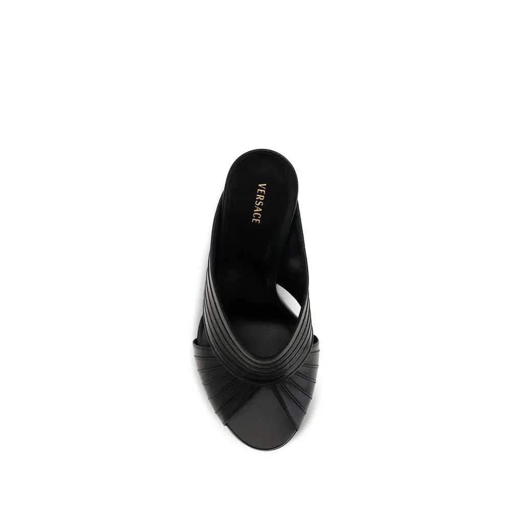 Mule noire en cuir Versace avec design nervuré élégant et logo Versace sur la semelle intérieure