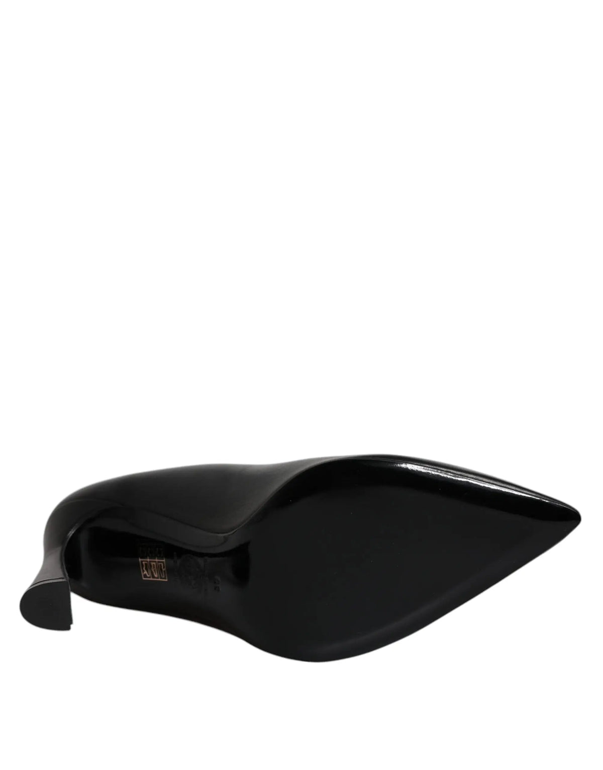 Escarpins versace noirs en cuir verni avec talon haut pointe fine et plaque logo élégant