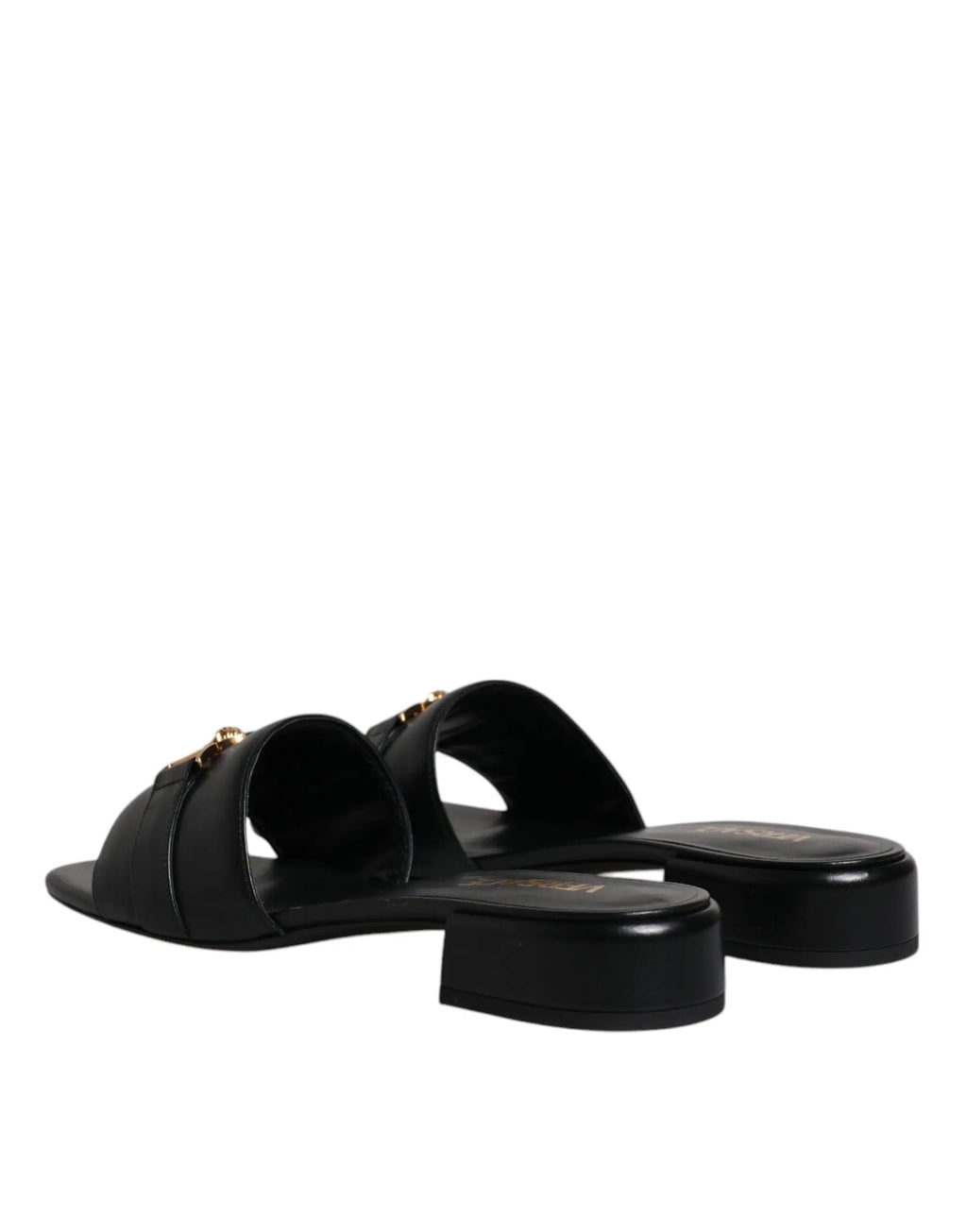 Versace sandales slides en cuir noir avec plaque logo dorée et talon épais pour un style élégant