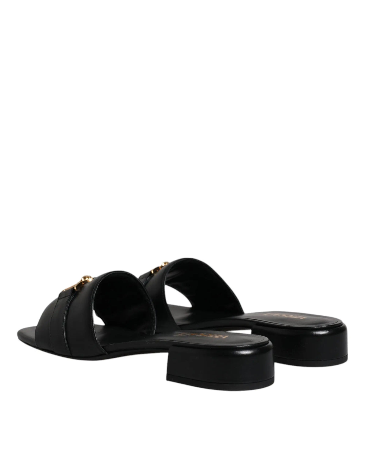 Versace sandales slides en cuir noir avec plaque logo dorée et talon épais pour un style élégant