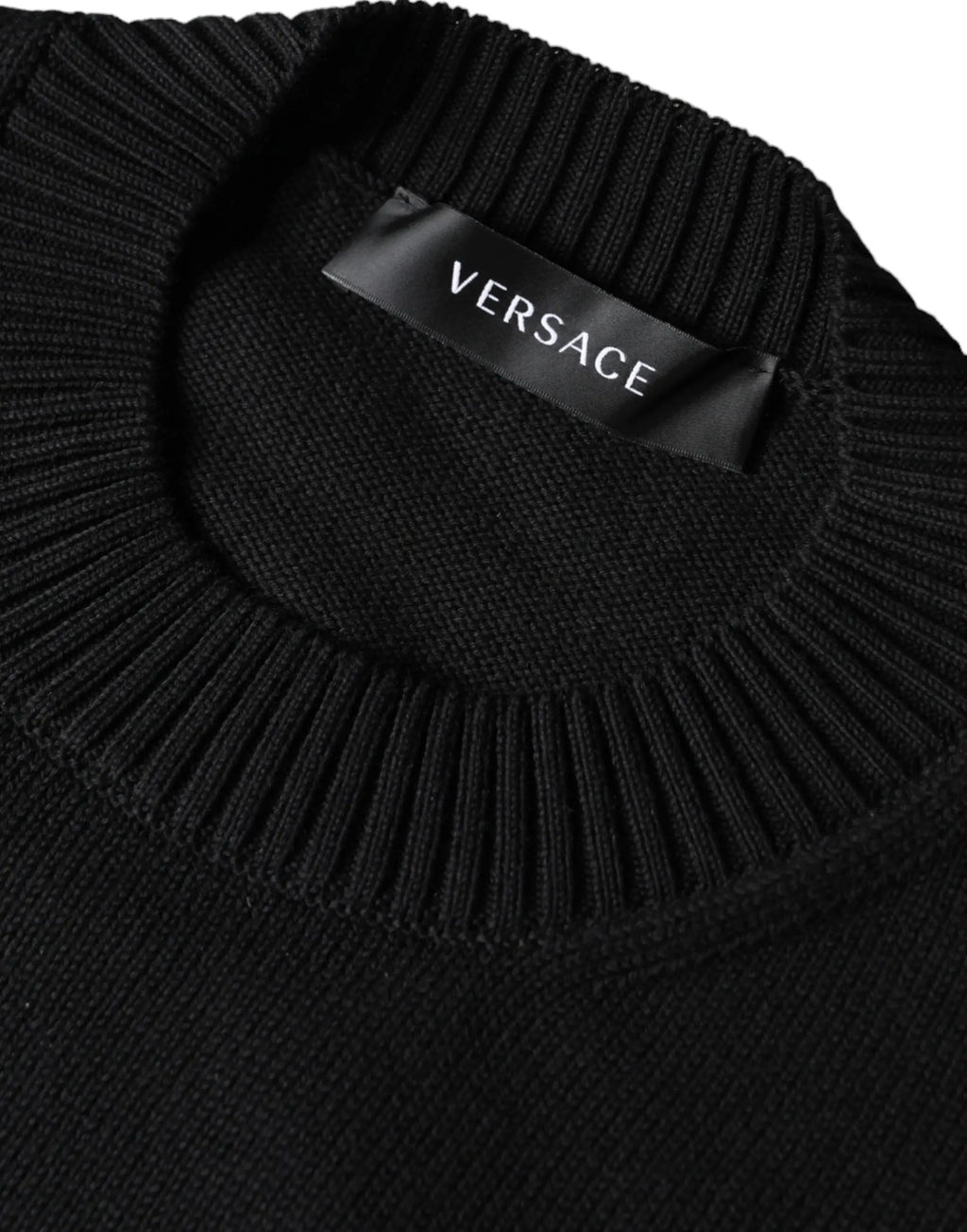 Pull noir en maille côtelée versace avec broderie medusa encolure ronde minimaliste élégante