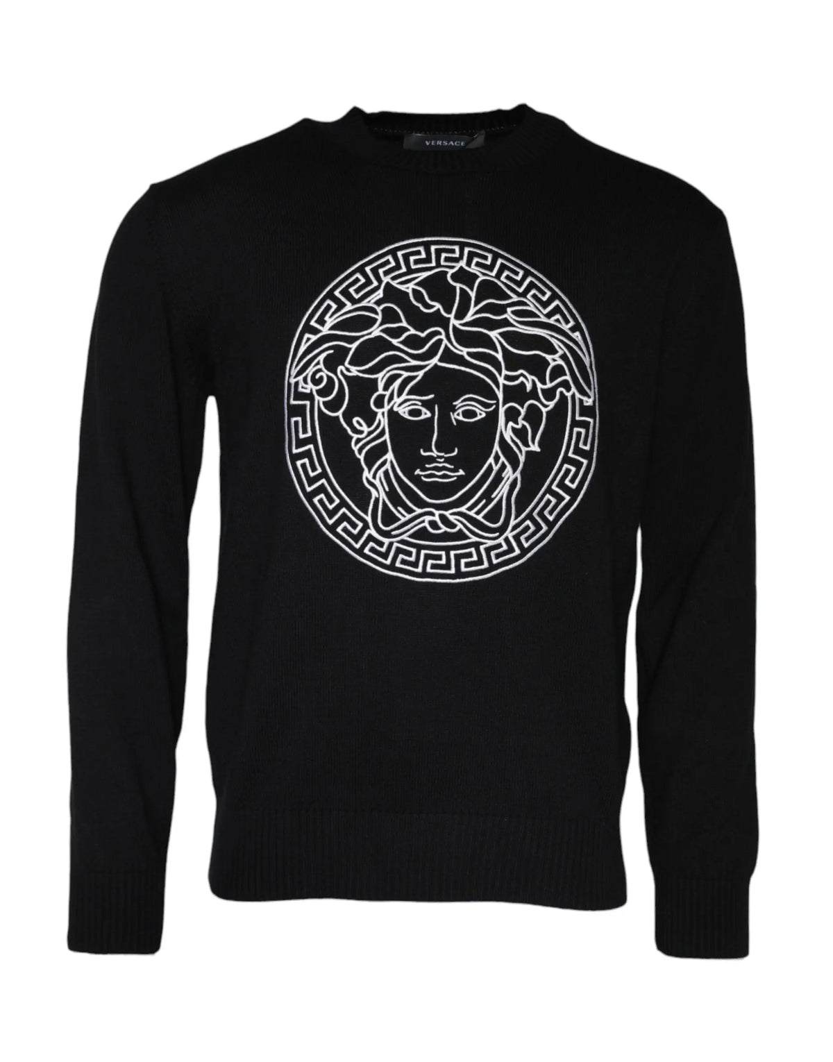 Pull gris versatile versace avec logo medusa brodé blanc sur fond noir manches longues et col rond