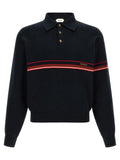 Versace polo bleu en coton avec bande rouge blanche et broderie versace sur un pull noir en maille
