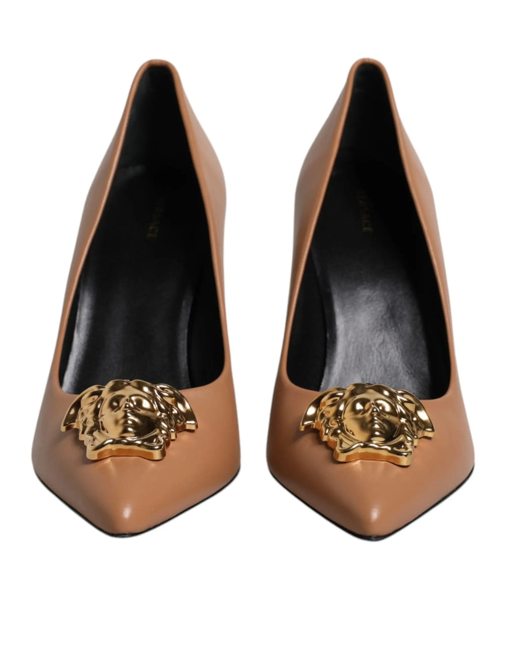 Escarpins versace en cuir marron avec talons hauts et plaque logo tête de méduse dorée au bout
