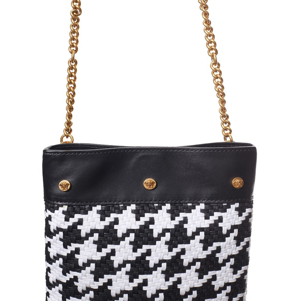 Sac à bandoulière en cuir et textile noir et blanc de Versace, élégant et tendance, avec logo distinctif visible sur le devant.