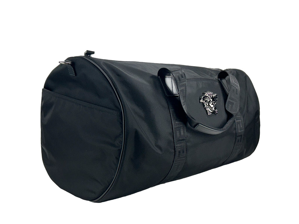Grand sac de voyage en nylon Versace Medusa, sac de sport large avec logo emblématique et poignée robuste.